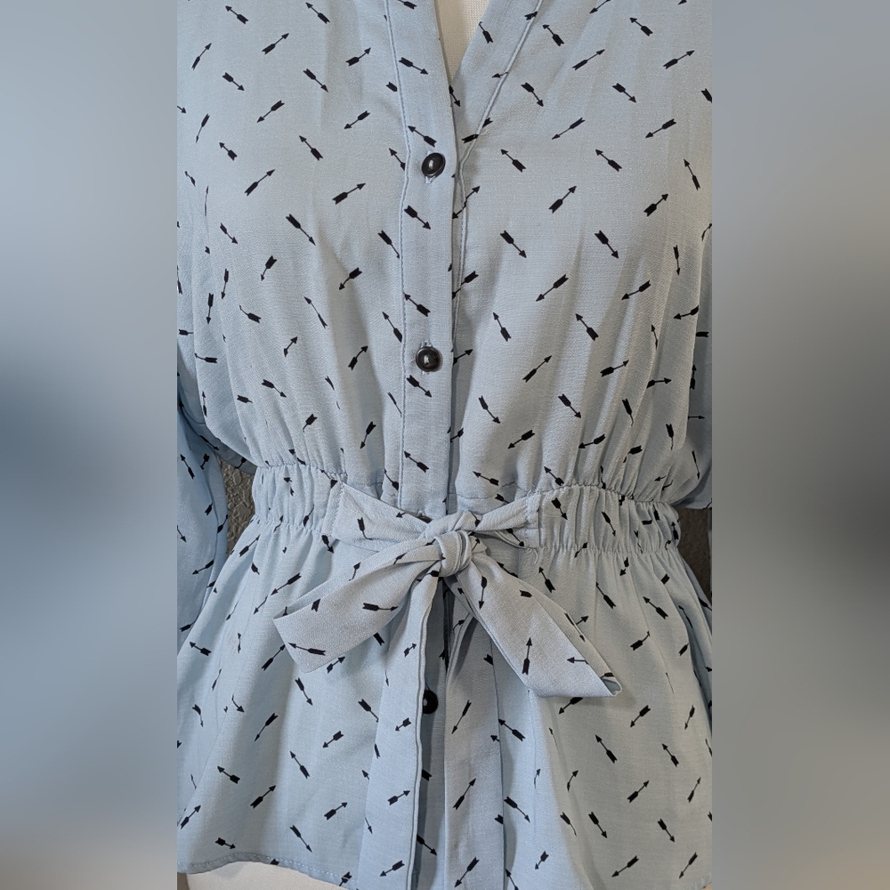 Light Blue Arrow Patterned Top - Picture 2 of 4